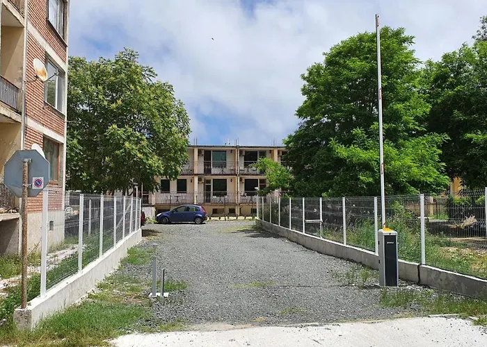 Хотел чар 2*